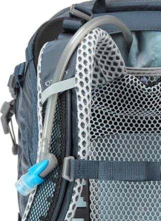 Osprey Sirrus 24 Pack - Women's Hydration port & tube routing (Muted Space Blue)