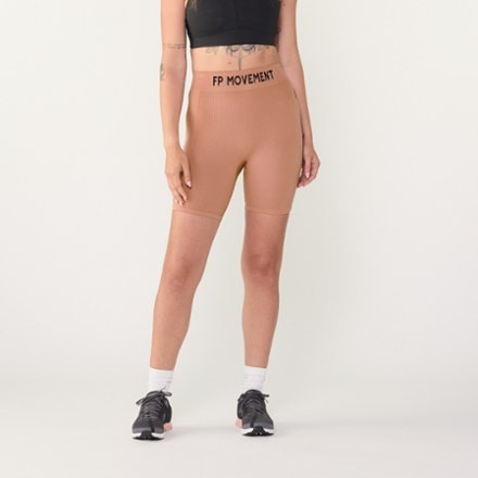 Model info: Height: 5' 10.5" | Waist: 27" | Wearing size: M/L