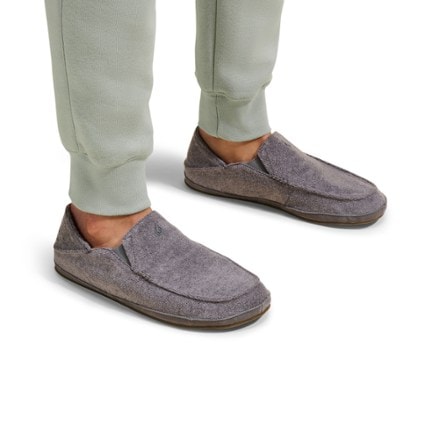 OluKai Moloa Hulu Slippers - Men's 5