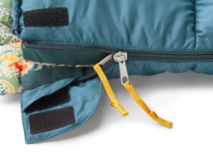 REI Co-op Kindercamp 40 Sleeping Bag - Kids' Zipper detail (Shadow Bay)