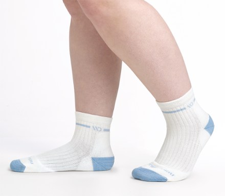 Wide Open Single Stripe Cushioned Quarter Socks - Women's 4