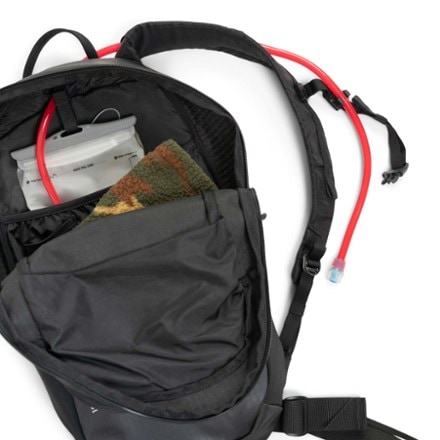 Herschel Supply Co. All Season Snow Pack - 17 L Hydration reservoir not included