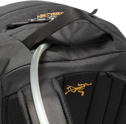 Arc'teryx Mantis 26 L Pack Hydration port & tube routing