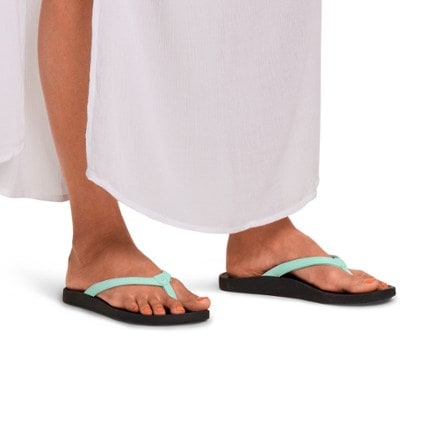 OluKai Puawe Flip-Flops - Women's 4