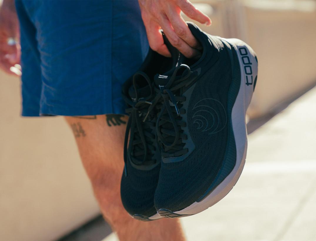 Location Image for Aura Road-Running Shoes - Men's