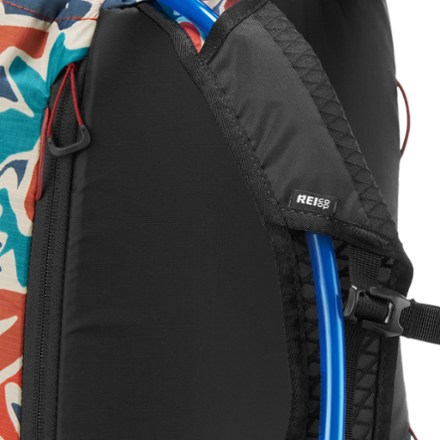 REI Co-op Flash 18 Print Pack Hydration port & tube routing