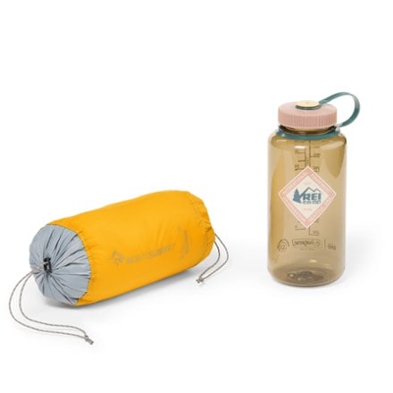 Sea to Summit Ultralight XR Insulated Sleeping Pad Stuff sack (32 fl. oz. bottle not included)