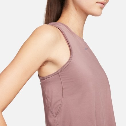 Nike One Classic Cropped Tank Top - Women's 4