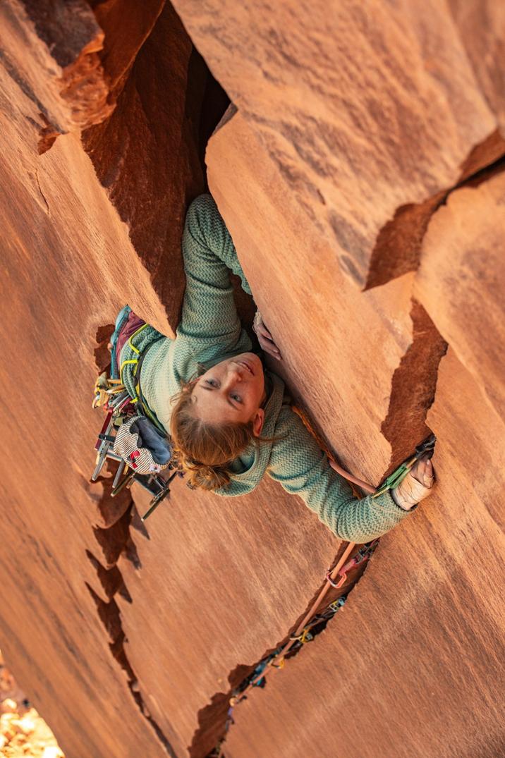 Location Image for R1 Air Full-Zip Hoody - Women's