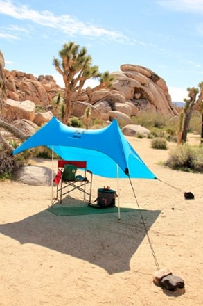 Neso 1 Sunshade In use at the desert (Teal)