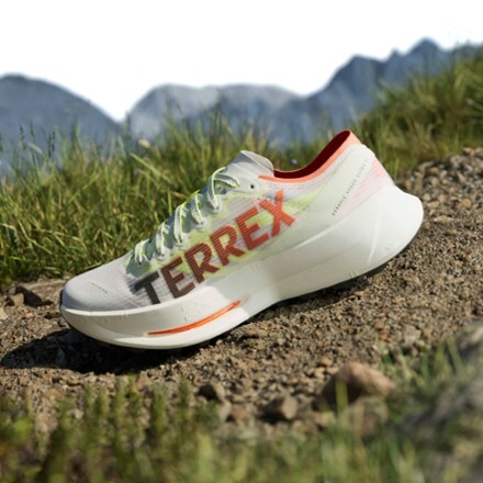 Location Image of color Ftwr White/Core Black/Semi Imp