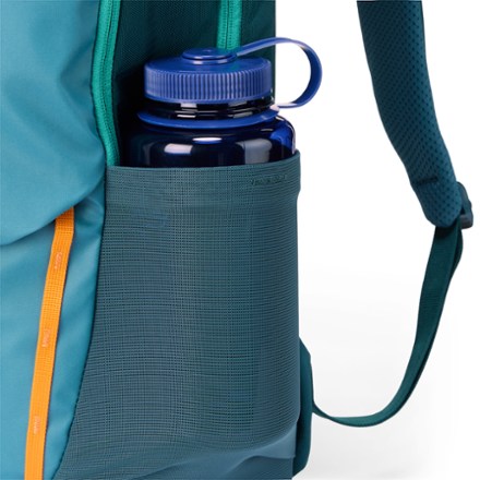 Cotopaxi Allpa 26 L Pack Water bottle pocket (Water bottle sold separately)