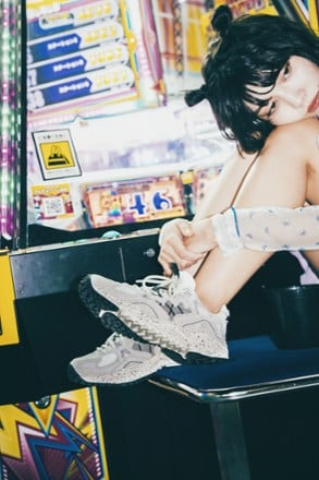 Location Image of color Off White/Black