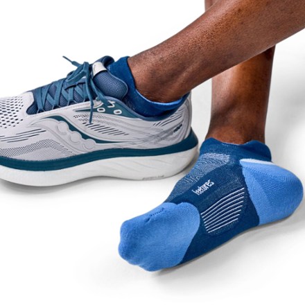 Feetures Elite Max Cushion No Show Tab Socks 2