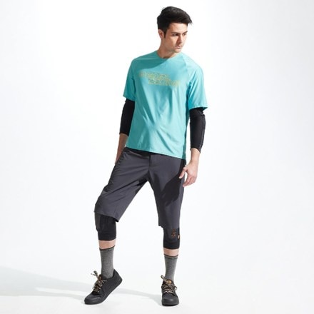 PEARL iZUMi Elevate Knee Guards - Men's 8