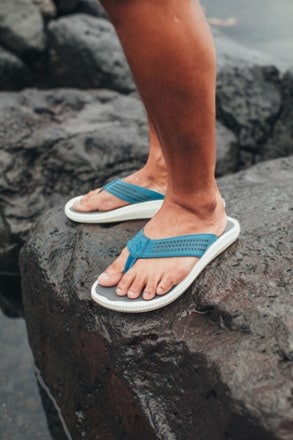 OluKai Ulele Flip-Flops - Men's 6