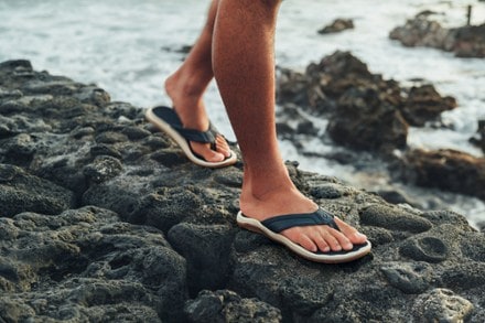 OluKai Kukulu Flip-Flops - Men's 7