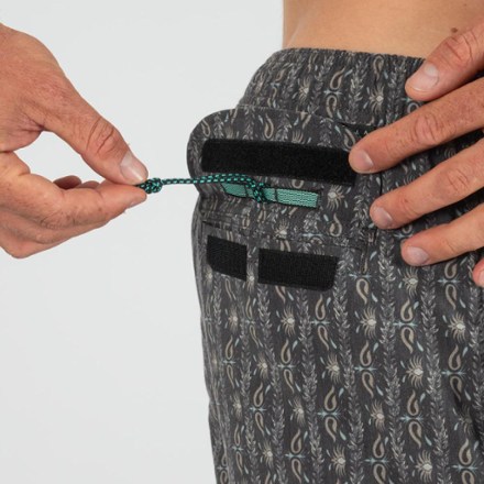 VISSLA Out West 16.5" Volley Shorts - Men's 6