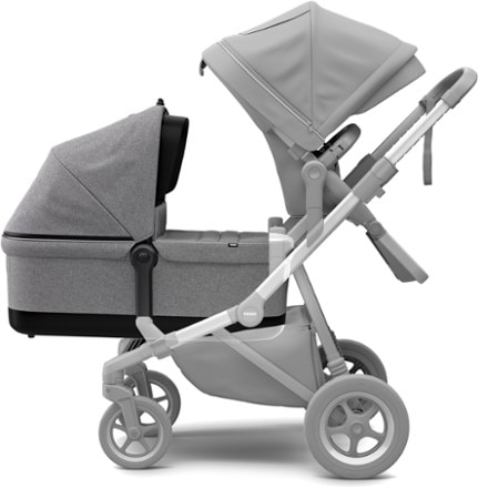 Thule Sleek Bassinet Side view (Grey Melange)