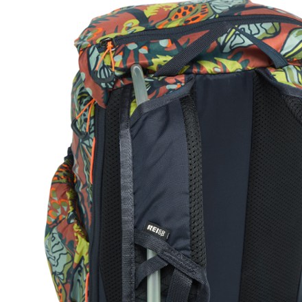 REI Co-op Flash 22 Print Pack Hydration port & tube routing