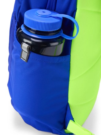 The North Face Mini Recon Pack - Kids' Water bottle pocket (Water bottle sold separately)