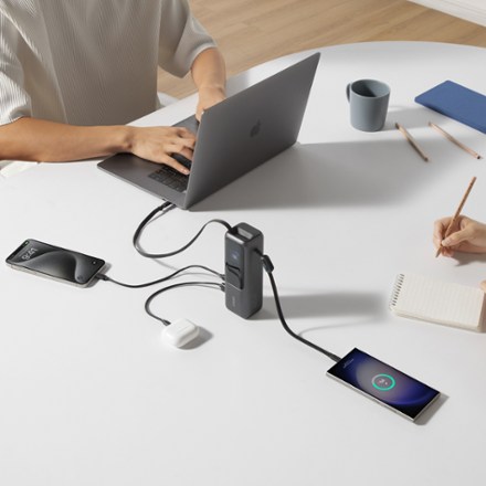 Anker Laptop Power Bank (25,000 mAh, 165W, Built-In and Retractable Cables) 3