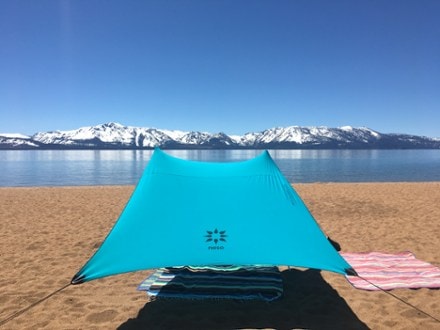 Neso 1 Sunshade In use at the beach (Teal)