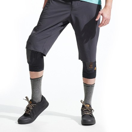 PEARL iZUMi Elevate Knee Guards - Men's 7