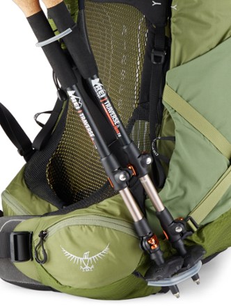 Osprey Atmos AG 65 Pack - Men's Hydration port & tube routing