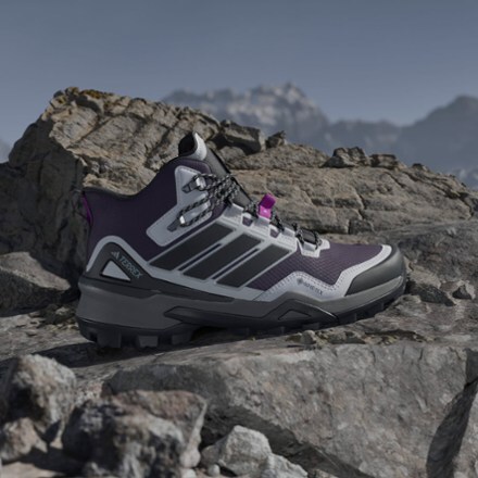 Location Image of color Aurora Plum/Carbon/Purple