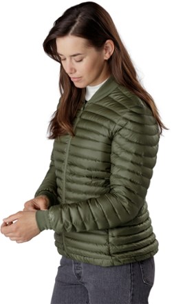 Arc Teryx Down Jacket Women's / Arc Teryx Seyla Review Gearlab / Arc'teryx down composite mapping technology combines the goose down insulation with panels of coreloft synthetic insulation in the hood, cuffs and under the arms, areas prone to moisture.