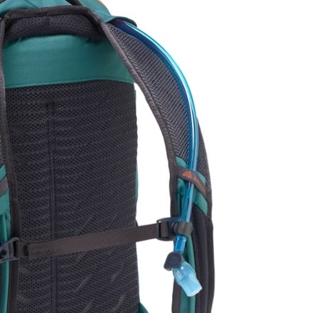 Gregory Nano 18 H2O Hydration Pack Hydration port & tube routing