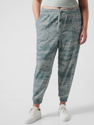 Athleta camo best sale farallon jogger